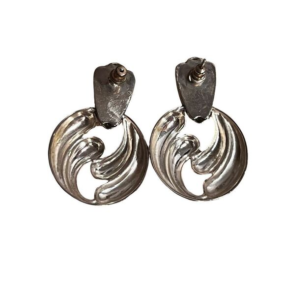 Swirly Curvy Silver Tone Openwork Earrings, Post Back For Pierced Ears Women’s - Picture 6 of 6